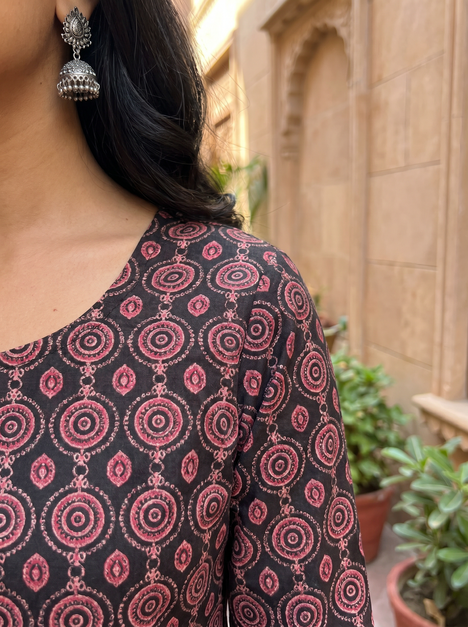 black_red_kurti_Close-Up-1777995752953