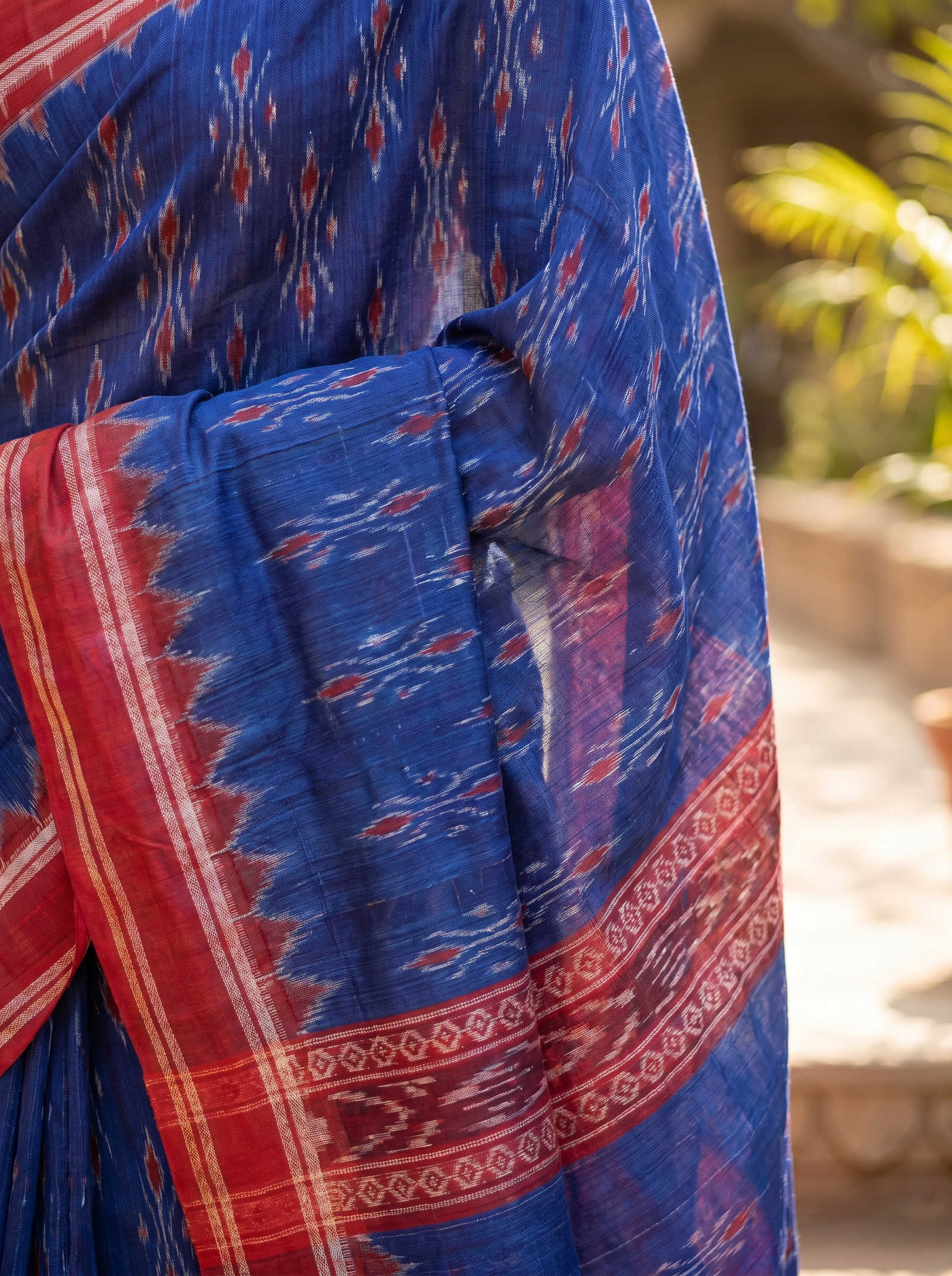 sambalpuri_red_blue_saree_Close-Up-